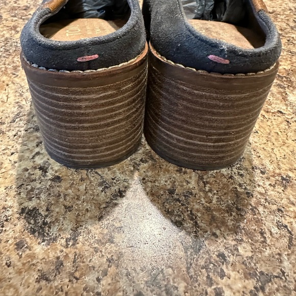 TOMS LEILA MULES Size 8 Gray Suede Stacked Block Heel Mules Slip On - Picture 5 of 9